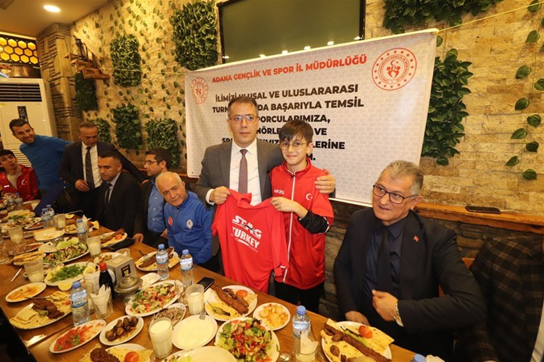 Adana'da, farklı branşlarda ulusal ve uluslararası yarışmalarda yer alan sporcular ve antrenörleri düzenlenen yemekte bir araya geldi