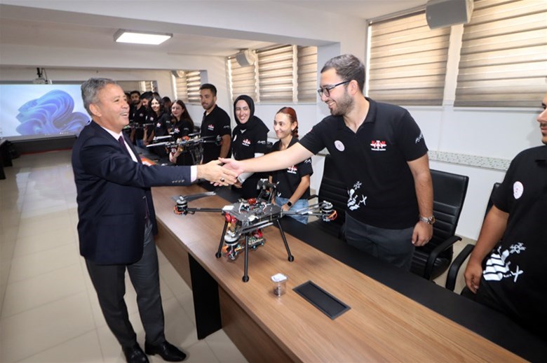 Uluslararası İHA Yarışması’nda gençlerimiz yeni bir başarı hikâyesi yazdı.