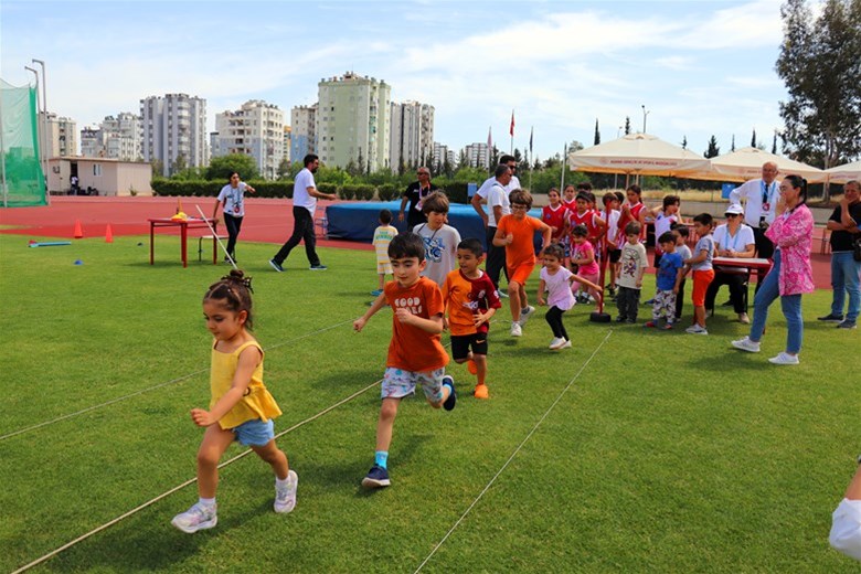 Dünya Atletizm Günü Çocuk Atletizm Müsabakaları, 250 Sporcunun katılımlarıyla Çukurova Atletizm Pistimizde yapıldı. 