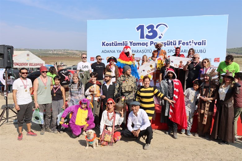 Adana'da düzenlenen 13. Kostümlü Yamaç Paraşütü Festivali tamamlandı.